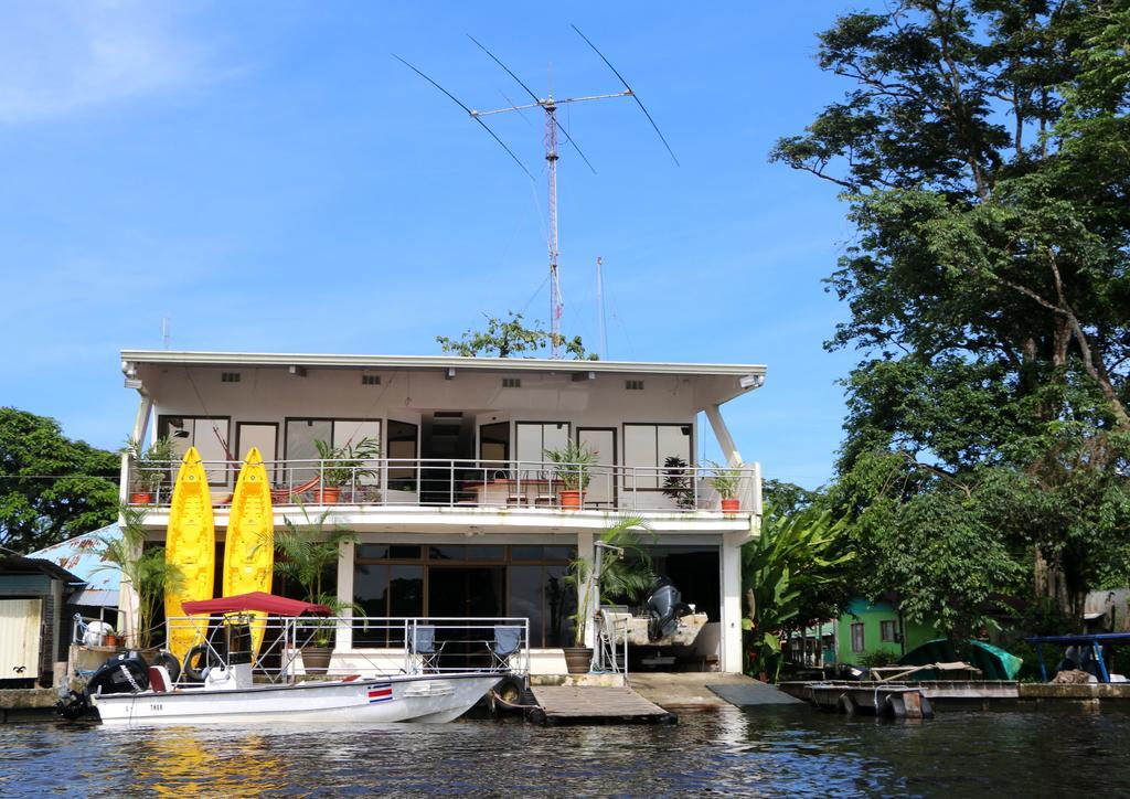 Tortuguero Adventures Guesthouse エクステリア 写真